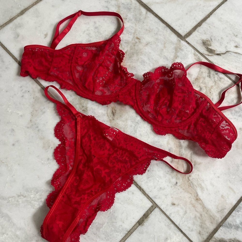Red lingerie set - Picture 3 of 3